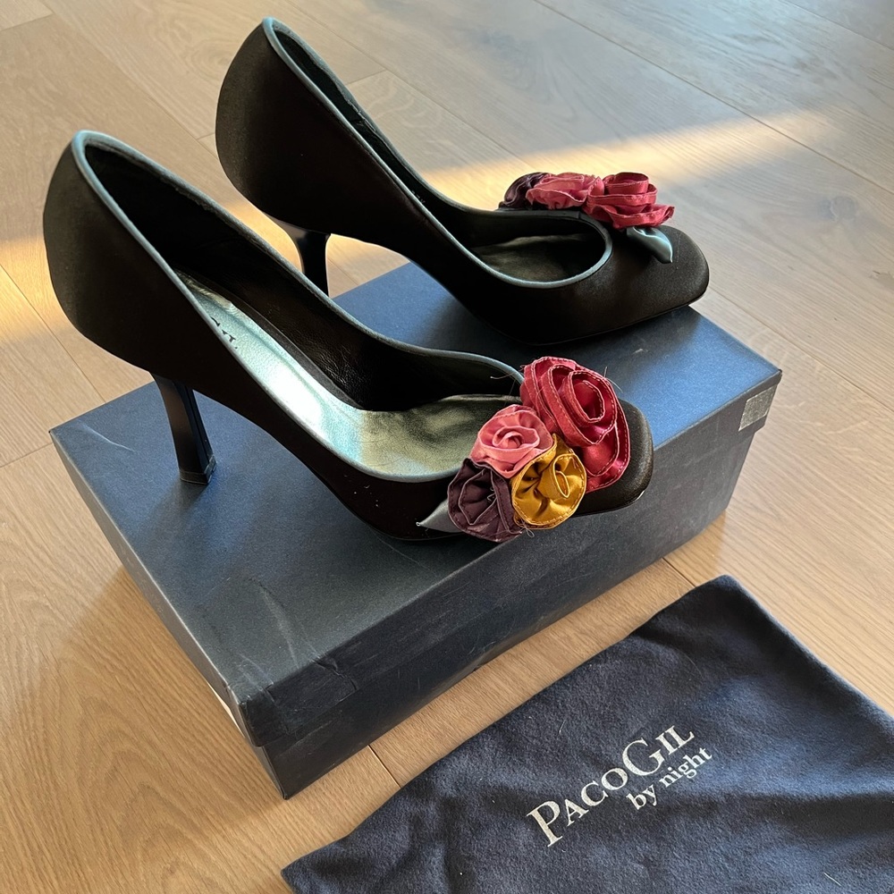 Unique vintage Paco Gil satin heels with satin rosettes (never worn)